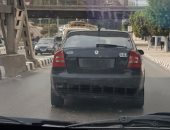 قارئ يرسل صورة سيارة تسير بلوحات معدنية مطموسة بالمنصورة