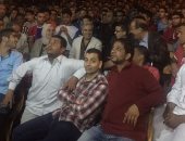 بالفيديو والصور.. جابر نصار وطلاب جامعة القاهرة يشاهدون مباراة مصر وغانا