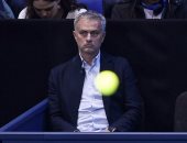 بالصور.. مورينيو يهرب من ضغوط اليونايتد بمشاهدة مباراة تنس بحضور بيكيه