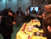 شاهد.. بكاء شقيقة أحمد زويل فى حفل تأبينه بجامعة القاهرة (تحديث)