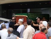 جثمان محمود عبدالعزيز يغادر المستشفى لمسجد الشرطة استعدادا لصلاة الجنازة