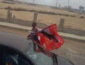 بالصور.. أعلام مصر تكسو طريق برج العرب