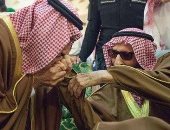 بالصور.. الملك سلمان يقبل يد شقيقه الأكبر الأمير بندر خلال مراسم العزاء