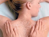 استخدمى "سكرب".. الموز والسكر البنى مرتين أسبوعياً لبشرة ناعمة 