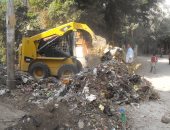 حى المرج يزيل المخلفات وتجمعات القمامة بشارعى مؤسسة الزكاة ومحمد نجيب