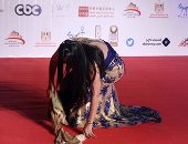 بالفيديو..سما المصرى تسقط على السجادة الحمراء فى افتتاح "القاهرة السينمائى"