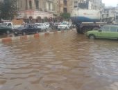 شوارع مدينة بلبيس تغرق فى المياه بسبب إنفجار المواسير 