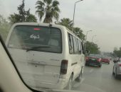 قارئ يرصد ميكروباص بدون لوحات معدنية بشارع صلاح سالم