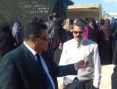 بالصور.. رئيس مدينة سمنود بالغربية يوزع إعانات المدارس على المستحقين بـ4 قرى