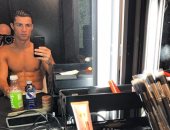 رونالدو ينشر صورته عارياً فى جلسة "ماكياج" قبل ديربى مدريد
