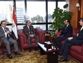 رئيس الوزراء يبحث مع المدير الإقليمى لفودافون زيادة استثماراتها فى مصر 