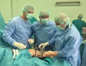 طبيب أزهرى يضمد جراح  مرضى البوسنة والهرسك و يجرى  11 عملية جراحية  