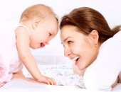 دراسة أمريكية: الإنجاب بعد سن الـ25 يطيل عمر النساء حتى التسعين