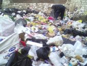 بالصور.. أهالى حى شرق بأسيوط يشكون من تراكم القمامة بالشوارع