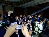بالفيديو والصور.. لاعبو الزمالك يلتقطون السيلفى مع "العريس" باسم مرسى