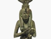 بالصور.. دار مزادات بلندن تعرض آثارا مصرية للبيع.. منها تمثال لإيزيس