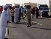 نوبيون يقطعون طريق أبوسمبل الدولى أثناء التوجه لتوشكى