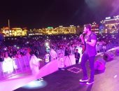بالصور.. حفل الفنان تامر حسنى فى القرية العالمية بدبى بحضور 100 لأف شخص
