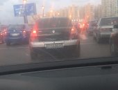 سيارة تسير بدون لوحات معدنية على كورنيش سيدى جابر بالإسكندرية