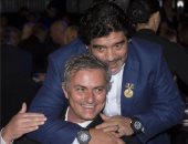 مارادونا يهنئ مورينيو على أداء يونايتد أمام أرسنال بمكالمة هاتفية