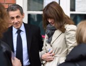 بالصور.. نيكولا ساركوزى وزوجته يدليان بصوتيهما لاختيار مرشح رئاسة فرنسا