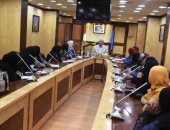  محافظ أسوان يلتقى  سيدات نصر النوبة  لمناقشة تشغيل المشروعات المتوقفة   