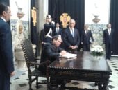بالصور.. الرئيس السيسي يوقع فى سجل الشرف بالقصر الجمهورى بالبرتغال