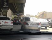 قارئ يرصد سيارة بدون لوحات معدنية فى ميدان الجيزة