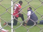 طبيب الأهلي يعالج أجاى فى التتش