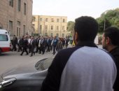 بالفيديو.. جثمان يحيى الجمل يجوب جامعة القاهرة قبل تشييعه من كلية الحقوق