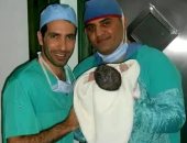 أبو تريكة ينشر صورته من غرفة العمليات أثناء ولادة ابنته سدرة بإنستجرام
