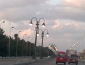 قارئ يرصد أعمدة مضاءة نهاراً فى طريق الموقف الجديد بالإسكندرية 