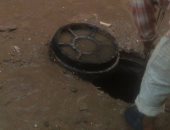 بالفيديو.. حرامية يسرقان أغطية بلاعات الصرف الصحى فى وضح النهار بالإسماعيلية