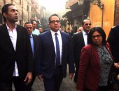 بالصور.. أهالى شارع المعز لـ"وزير الآثار": القهاوى تعيق سير السياح بالمنطقة