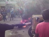 أهالى قرية يشعلون النيران فى إطارات السيارات للمطالبة برصف طريق بكفر الشيخ