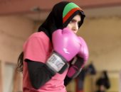 أمريكية تهدى الفوز ببطولة ملاكمة لمسلمة بعد استبعادها بسبب الحجاب