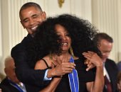 بالصور.. أوباما يتعرض لموقف محرج أثناء تكريمه للفنانة ديانا روس بسبب شعرها