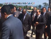 ننشر صور وصول الرئيس السيسى مقر انعقاد القمة العربية الأفريقية بغينينا