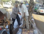 بالصور.. رئيس مدينة منوف يشارك فى حملات نظافة الشوارع