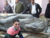 "الآثار" تنقل تمثال أمنحتب الثالث من المنيا تمهيدا لعرضه بحديقة متحف الأقصر