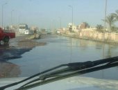 طريق "أم زغيو" يمتلئ بالمياه ومطالب بإعادة رصفه تجنبا للحوادث