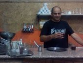 بالصور.. "محمد" أصبح "قهوجى" بدرجة بكالوريوس تجارة.. تخرج من الجامعة ورفض الجلوس على المقهى واشتغل فيها.. ويؤكد: طموحى امتلاك "كافى شوب"..ويوجه رسالة للشباب: أكل العيش مر والشغل مش عيب