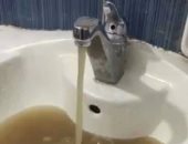 بالفيديو.. تلوث مياه الشرب واختلاطها بالرمال والأتربة فى "جناكليس" بالبحيرة
