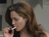 بعد انفصالها عن براد بيت.. أنجلينا جولى تدخن بشراهة