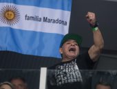 مارادونا يتحول إلى تشجيع التنس من أجل الأرجنتين