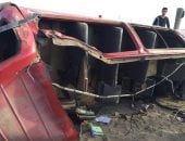 إصابة 3 أشخاص فى حادث انقلاب سيارة ميكروباص بطريق القصير