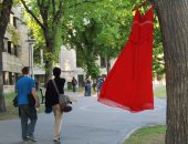 بالصور.. حملة الفساتين الحمراء فى كندا تسلط الضوء على قتل واختفاء النساء 