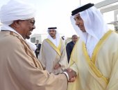 الشيخ منصور بن زايد يستقبل الرئيس السودانى بمطار أبو ظبى
