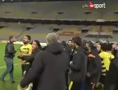 بالفيديو.. بعد أحضان البداية بين "ميدو والعميد".. النهاية اشتباكات وخناقات