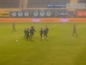 باسم مرسى يداعب أطفال الزمالك بين شوطى لقاء المقاولون